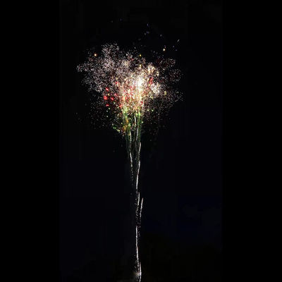 축제 축하를 위한 크리스마스 빅 케이크 불꽃놀이